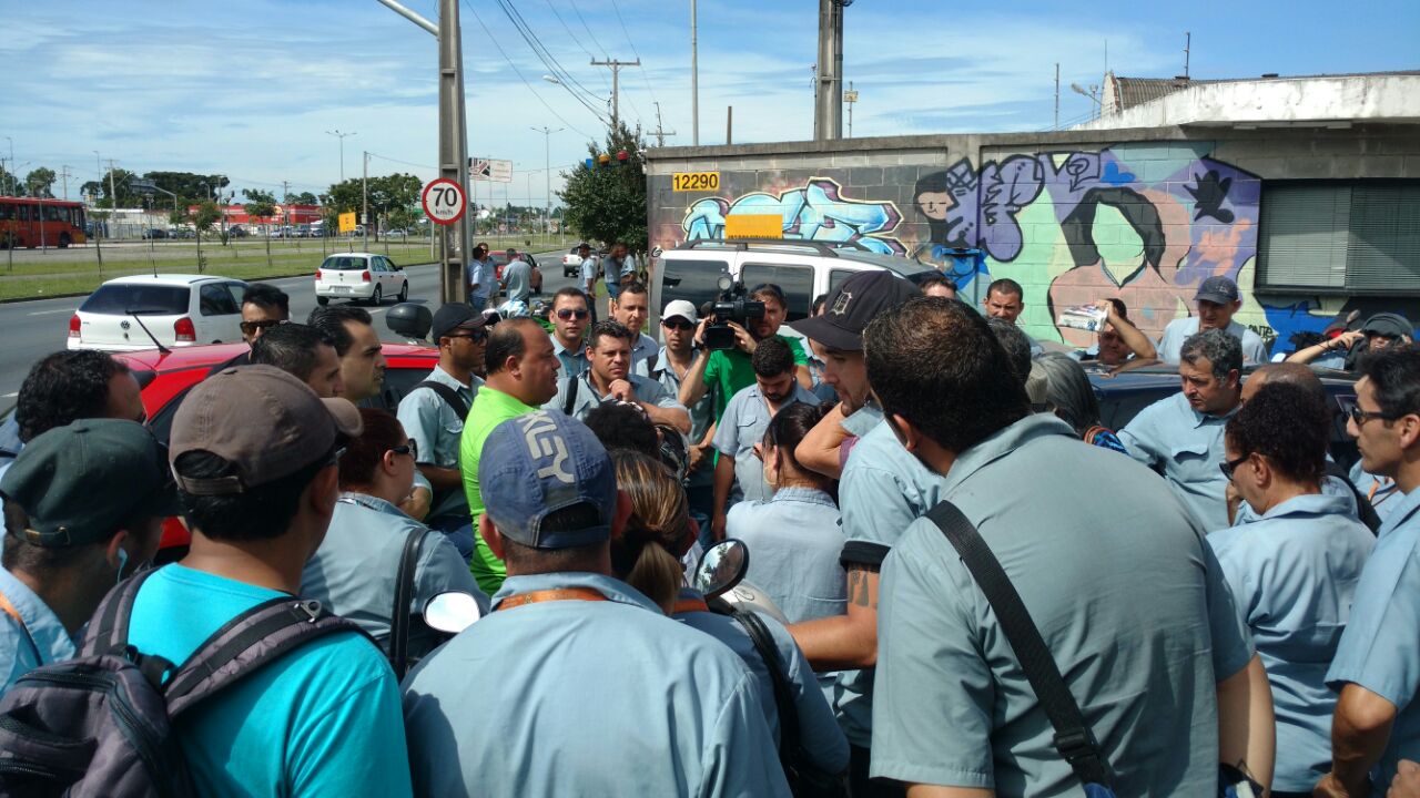 Motoristas e cobradores da Viação São José Filial foram pro combate ao lado do Sindimoc e conquistaram garantia de salários até amanhã.